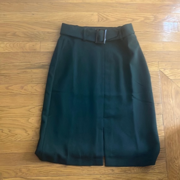 Knee length BR green skirt with slit in front - Picture 1 of 4